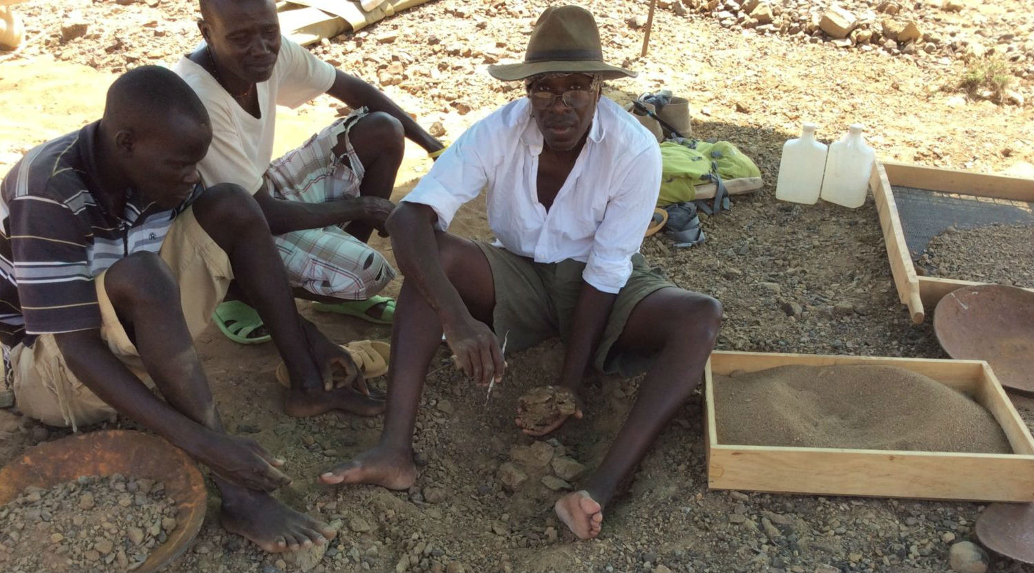 Akai Ekes and John Ekusi watch as Isaiah Nengo lifts the sandstone block with Alesi after six hours of excavation. © Isaiah Nengo.