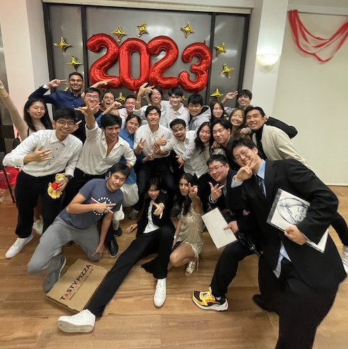 students with 2023 balloons